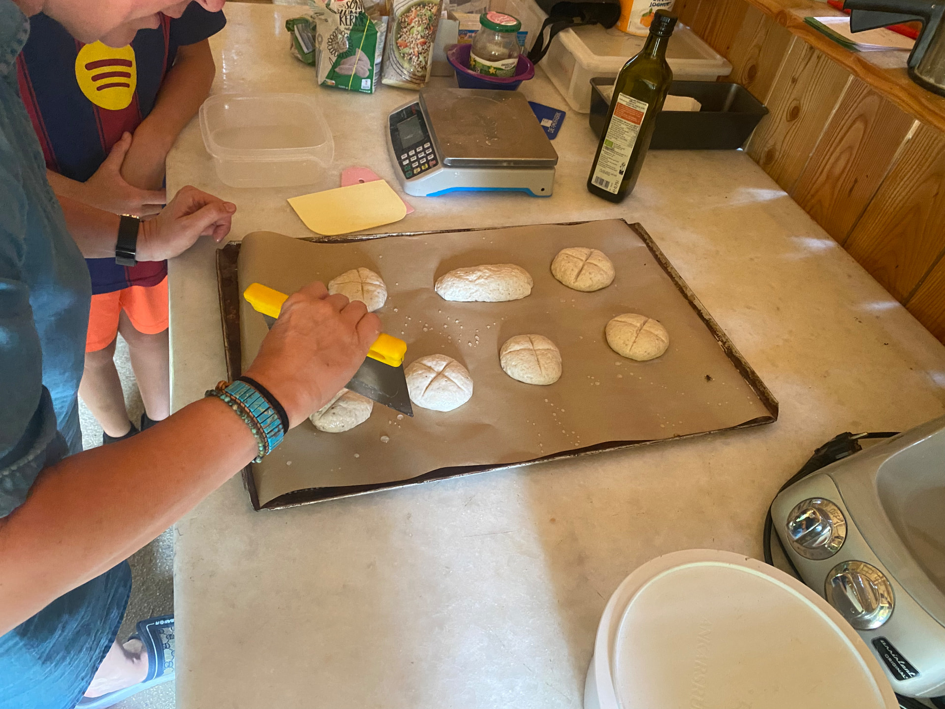 Glutenfreie Teiglinge werden im Kurs geformt