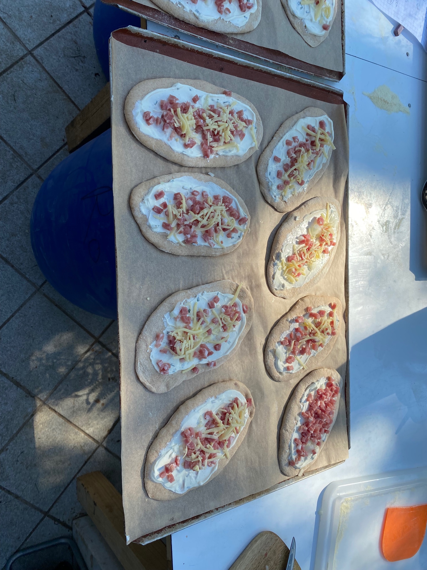 Rahmfleckerl mit Sauerrahm, Speck und Käse belegt