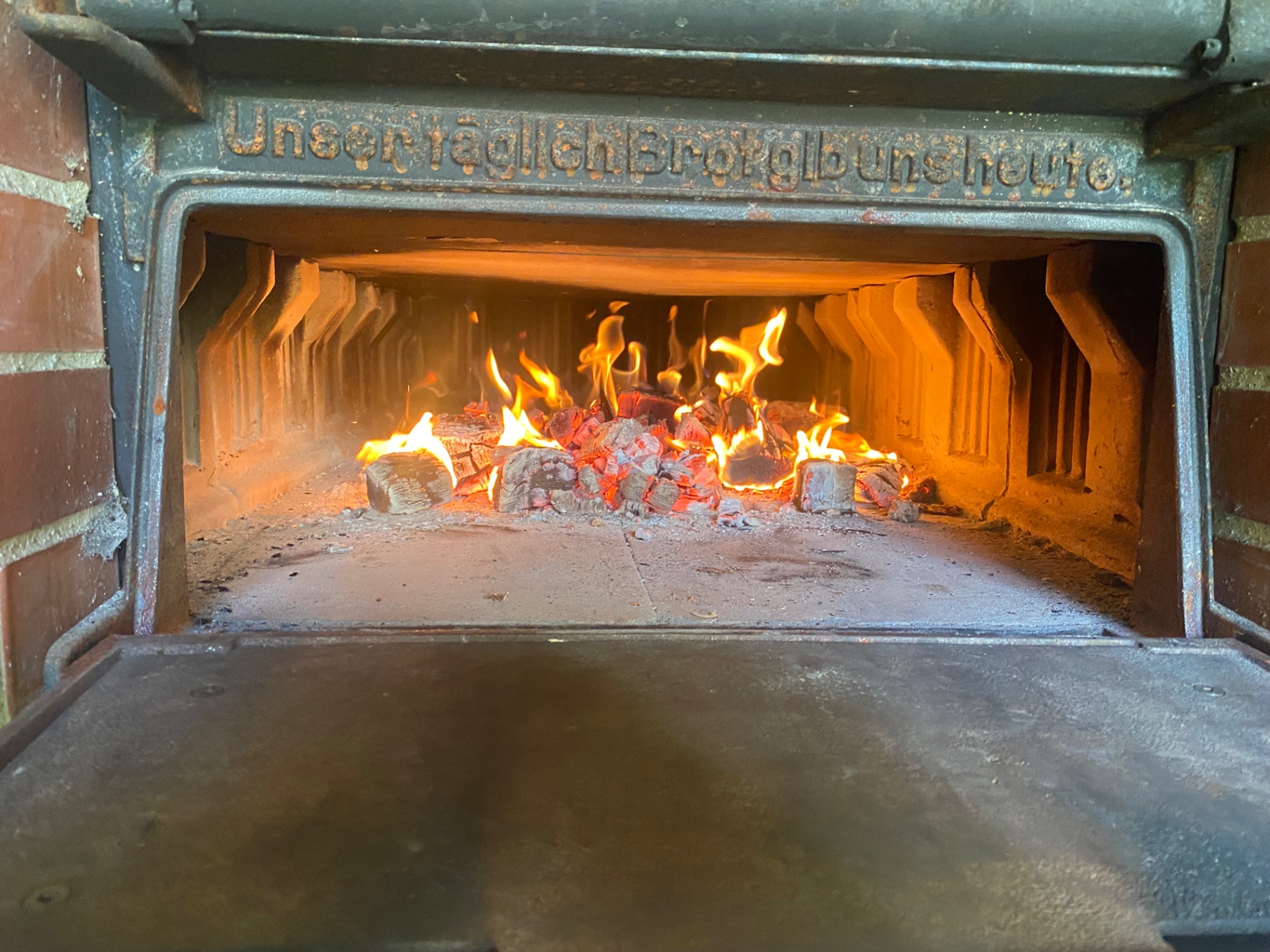 Glut im Holzbackofen kurz vor dem Backen