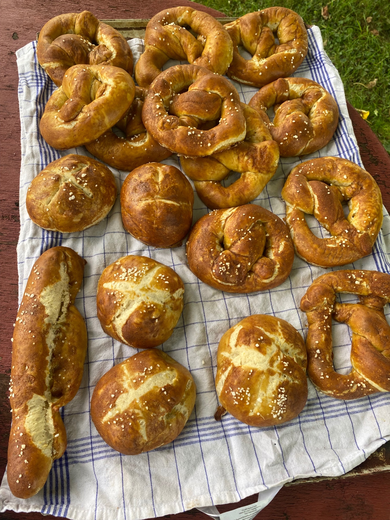 Vielfalt an Brezen, Laugenbroten und Stangen