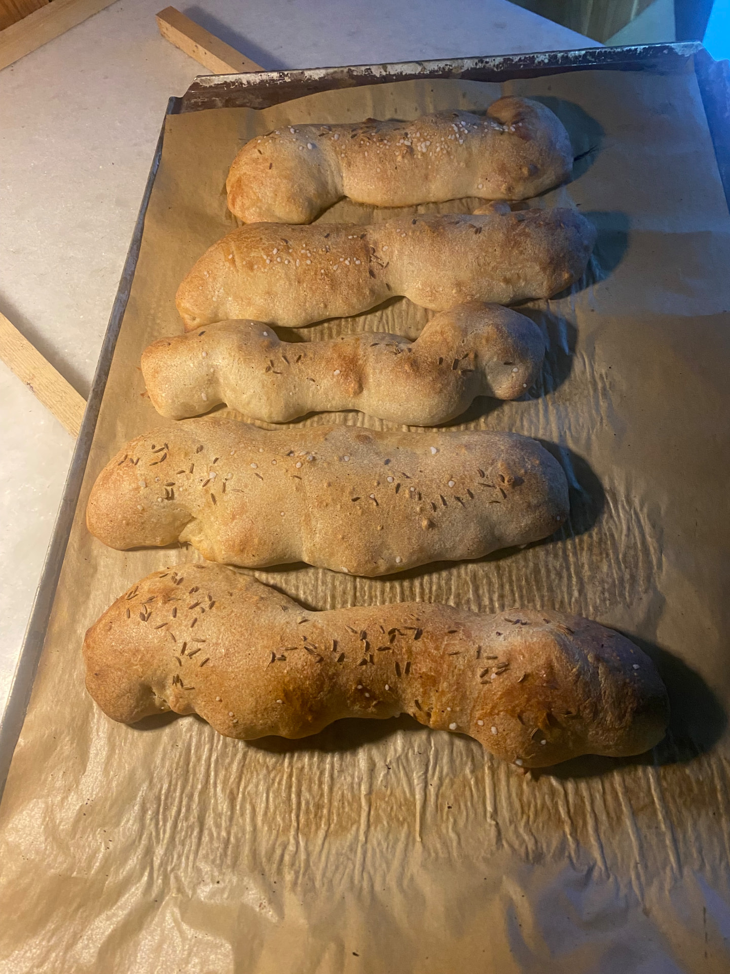 Frisch gebackene Allgäuer Seelen auf dem Blech