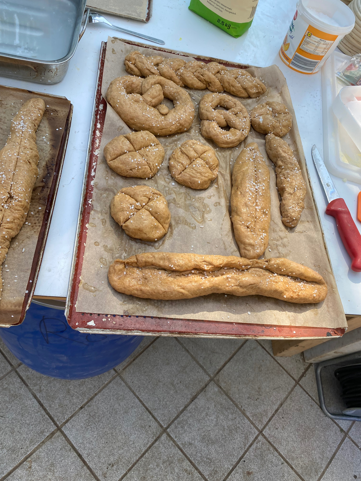 Ungebackene Brezen, Knöpfe und Stangen vor dem Backen