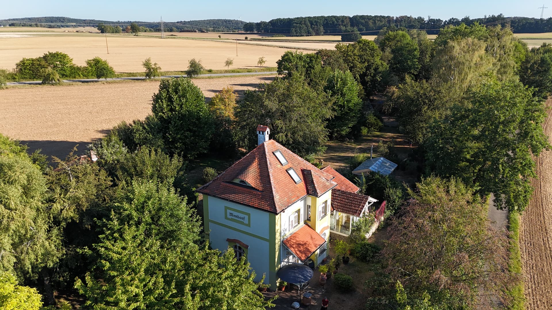 Bahnhof Mendorf am Grünen Gleis – Luftaufnahme mit Landschaft