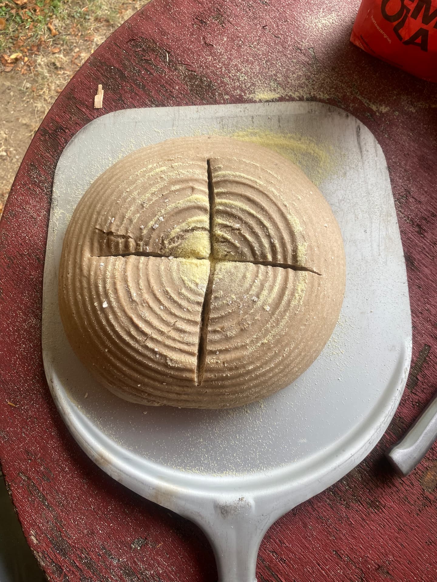 Geformtes Sauerteigbrot vor dem Backen