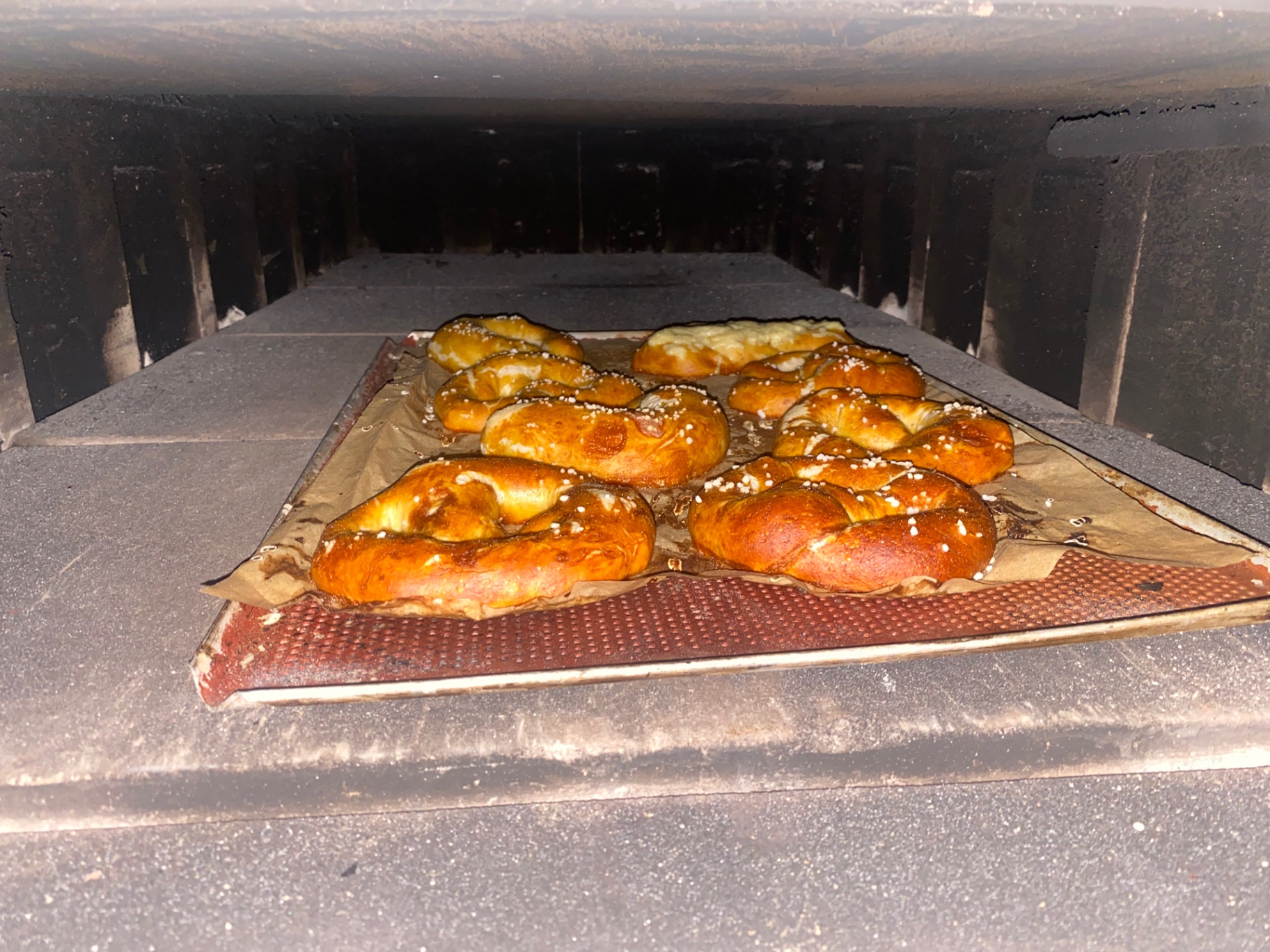 Frisch gebackene Laugenbrezen im Holzbackofen