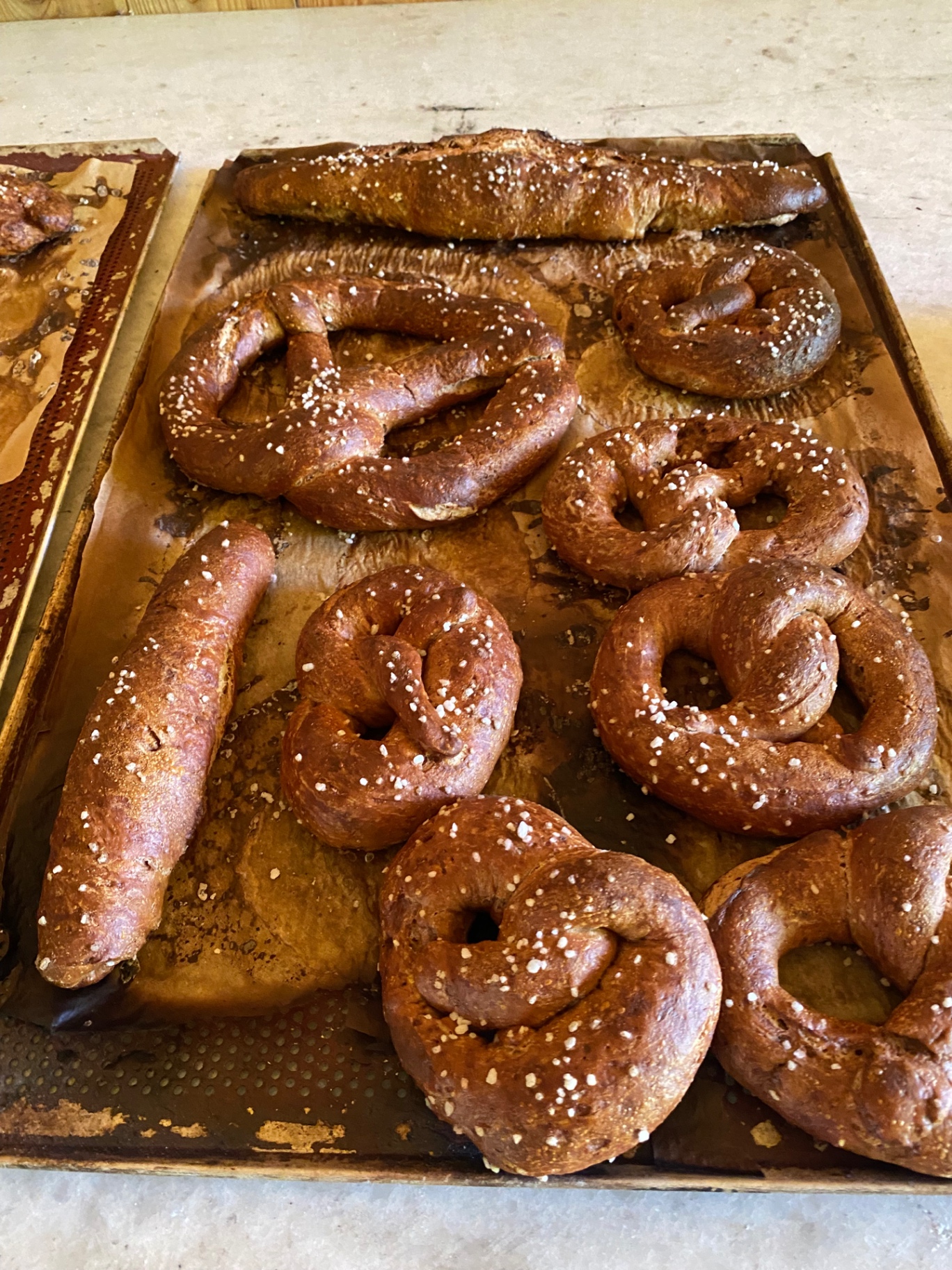 Goldbraun gebackene Brezen und Stangen nach dem Backen