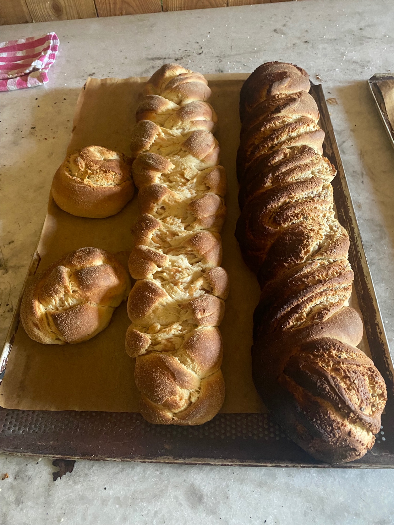 Hefezöpfe und Brote frisch aus dem Holzbackofen