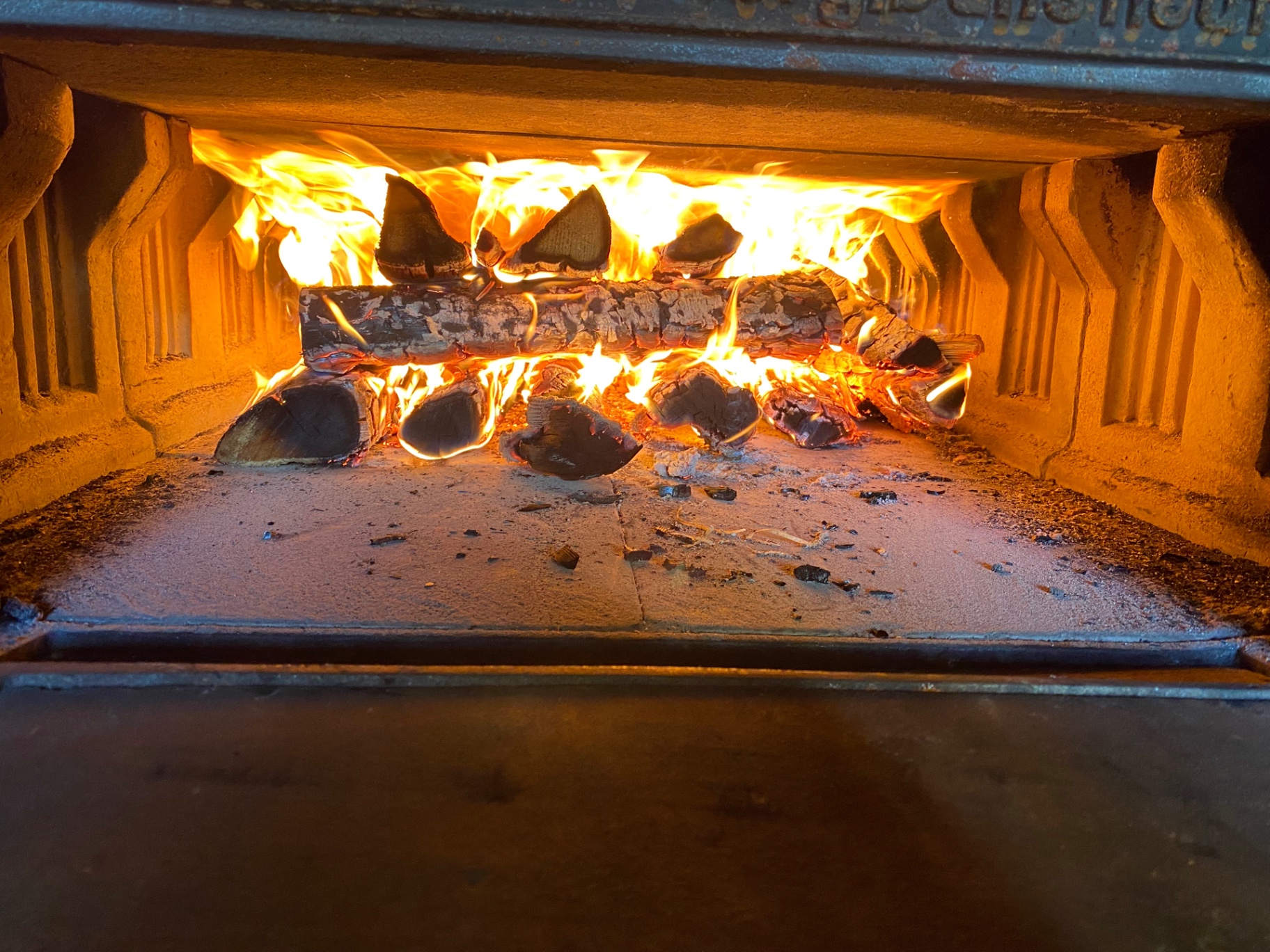 Loderndes Feuer aus Buchenholz im Holzbackofen