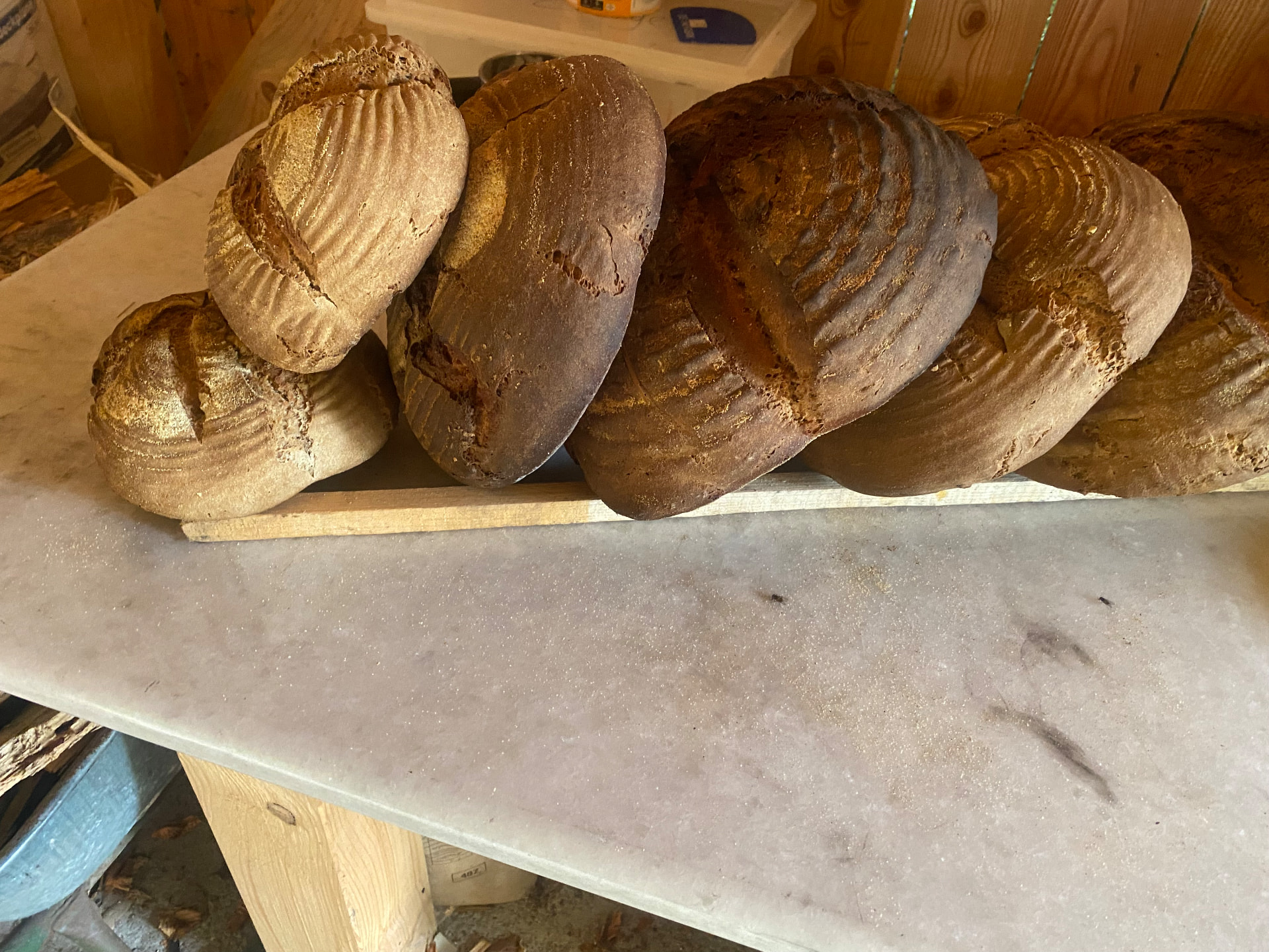 Fertig gebackene Sauerteigbrote aus dem Holzbackofen