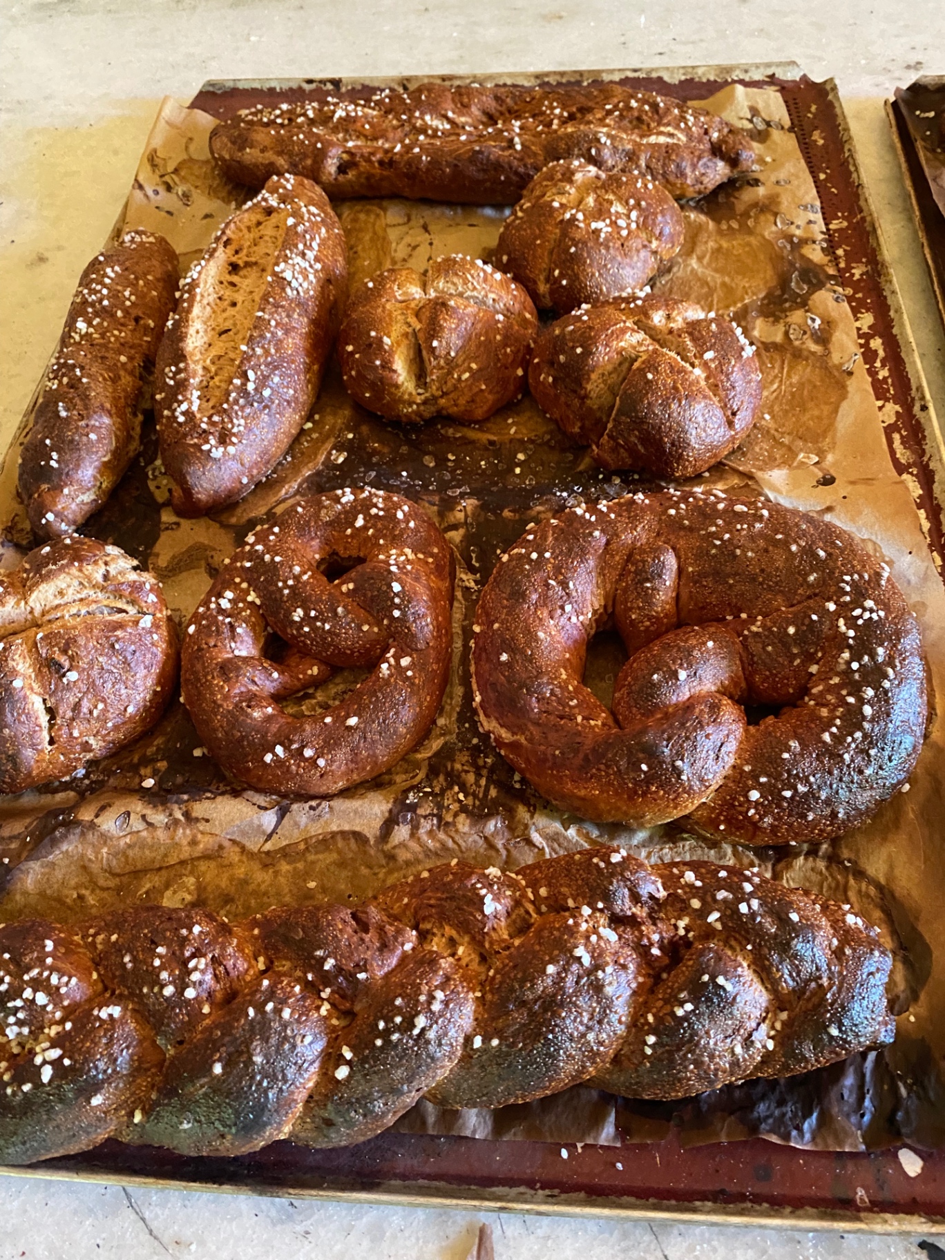 Frisch gebackene Brezen und Kleingebäck mit grobem Salz